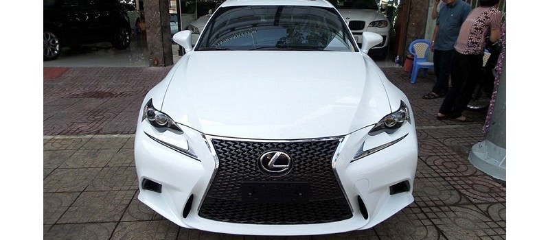 Lexus IS 2014 là mẫu xe cạnh tranh với một số thương hiệu hạng sang nổi tiếng như BMW 3-Series, Mercedes-Benz C-Class, Audi A4, Cadillac ATS và Infiniti G37... Phiên bản thể thao IS250 F-Sport sở hữu thiết kế đậm chất thể thao, kết hợp cùng ngôn ngữ thiết kế L-Finesse tạo cho chiếc xe một ngoại hình hầm hố, đầy phong cách.